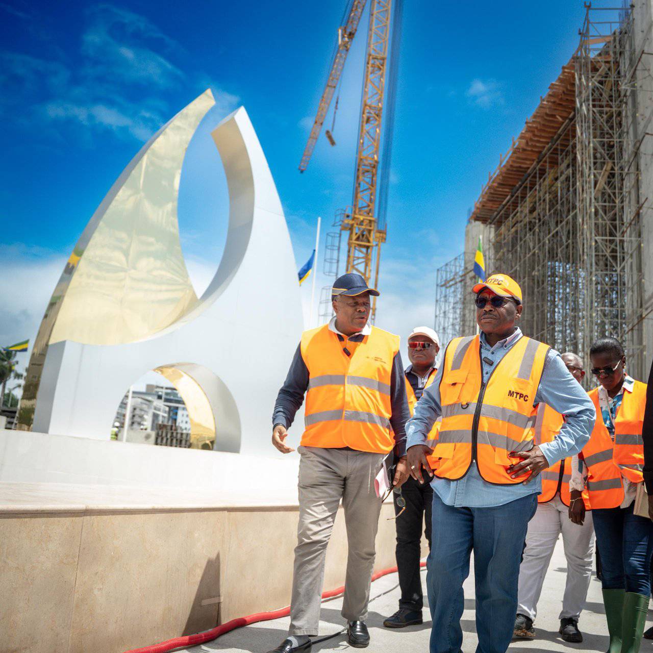 Edgard MOUKOUMBI en visite ce samedi 04 octobre 2025 sur les chantiers du Camp de Gaulle et de l'esplanade Georges Damas ALEKA